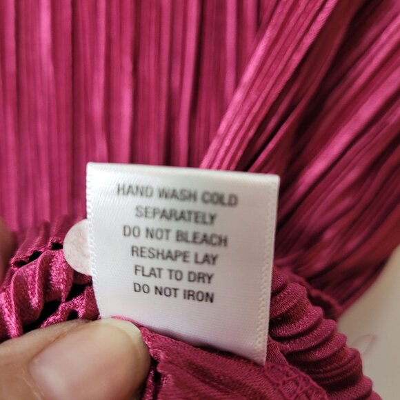 Roz & Ali Petite L Sleeveless Pleated Top With Chain Detail In Berry Pink - Picture 8 of 14